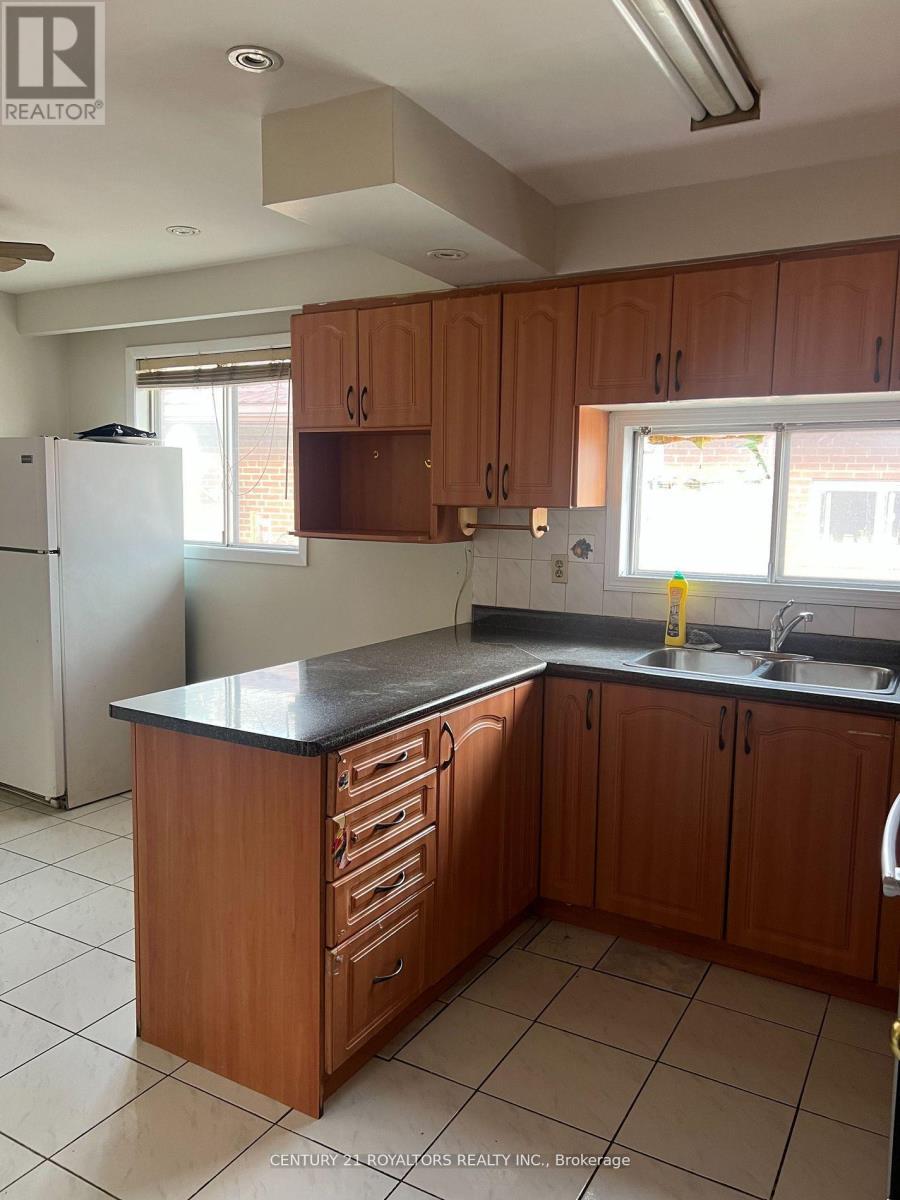 7258 Sills Road, Mississauga, ON - Indoor Photo Showing Kitchen With Double Sink