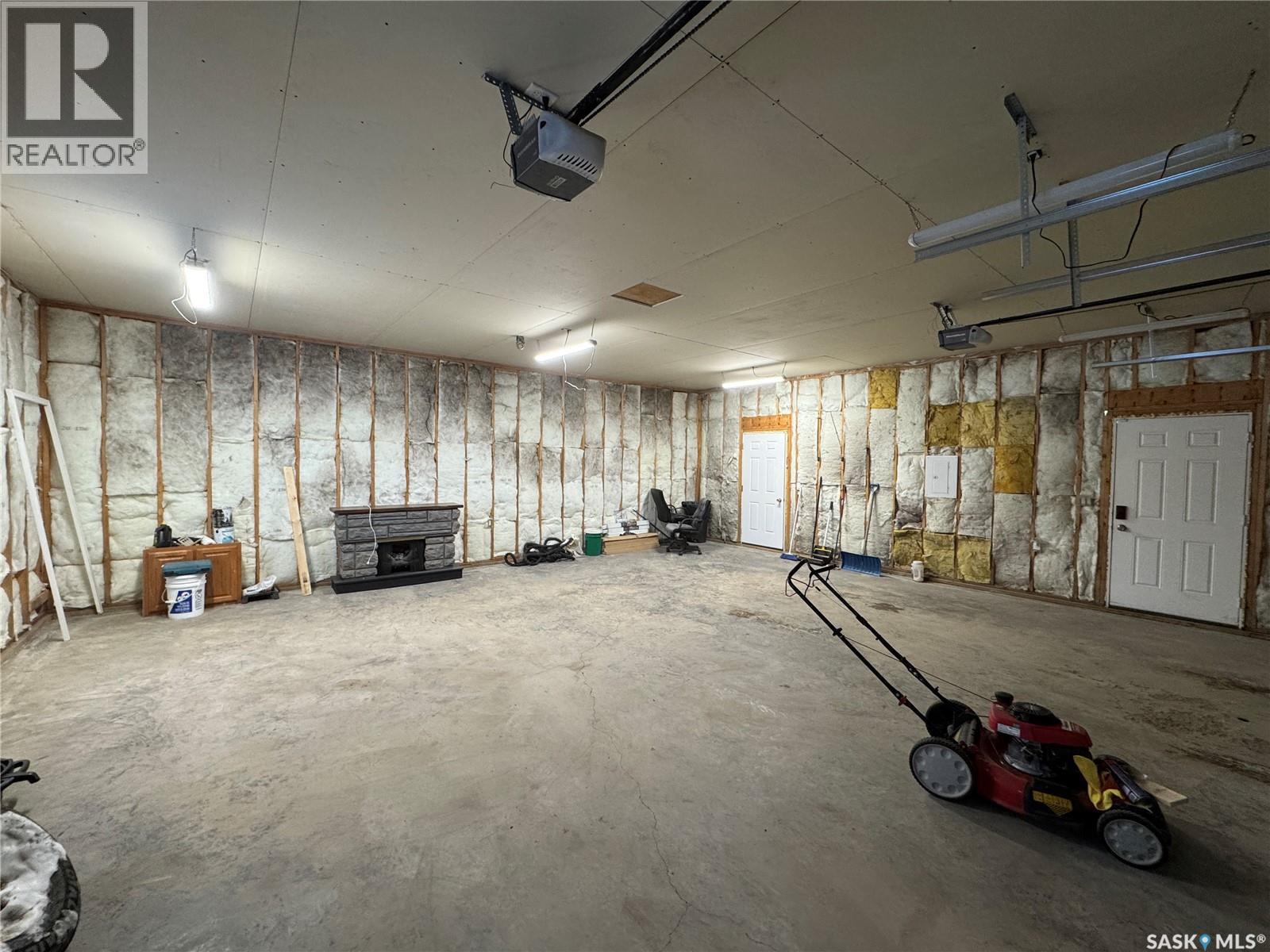 528 Duke Street, Imperial, SK - Indoor Photo Showing Garage