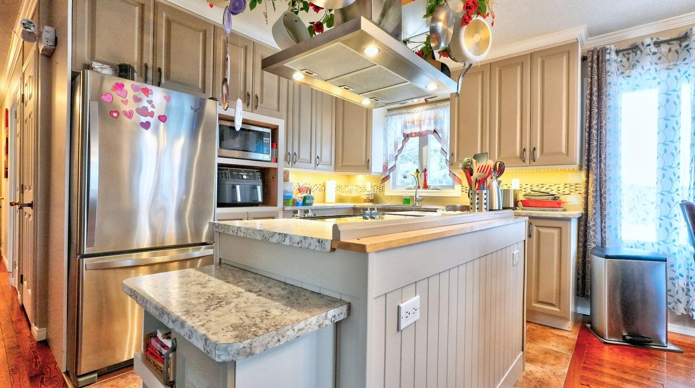 Cuisine - 1395 8E Avenue, Saint-Georges, QC - Indoor Photo Showing Kitchen