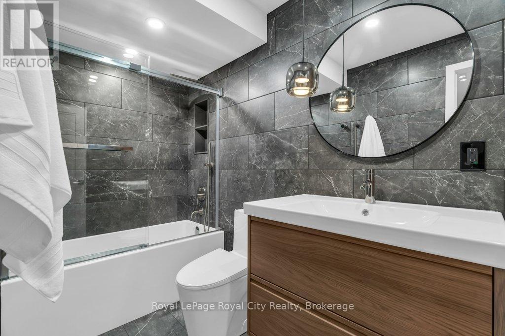 511 - 19 Woodlawn Road E, Guelph (Riverside Park), ON - Indoor Photo Showing Bathroom