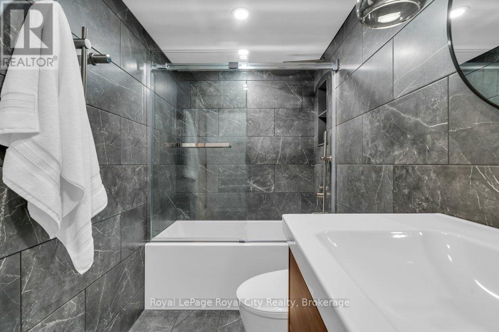 511 - 19 Woodlawn Road E, Guelph (Riverside Park), ON - Indoor Photo Showing Bathroom