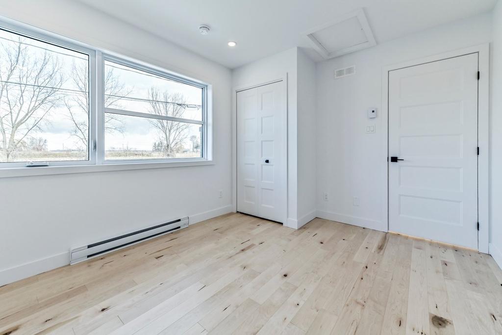 Chambre à coucher - 27 Rue De Bleury, Saint-Jean-Sur-Richelieu, QC - Indoor Photo Showing Other Room