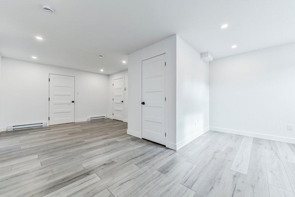 Salle familiale - 27 Rue De Bleury, Saint-Jean-Sur-Richelieu, QC - Indoor Photo Showing Other Room