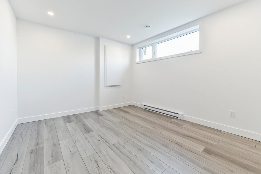 Chambre à coucher - 27 Rue De Bleury, Saint-Jean-Sur-Richelieu, QC - Indoor Photo Showing Other Room