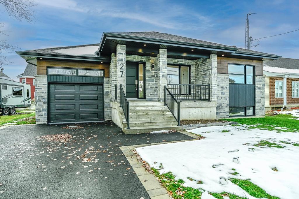 Façade - 27 Rue De Bleury, Saint-Jean-Sur-Richelieu, QC - Outdoor