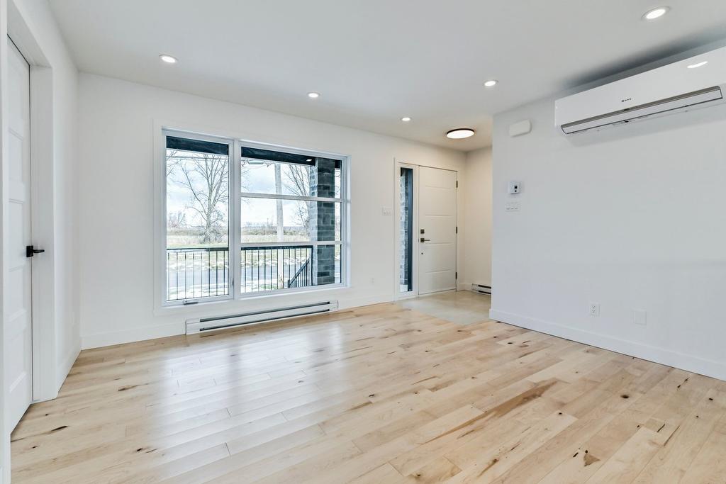 Salon - 27 Rue De Bleury, Saint-Jean-Sur-Richelieu, QC - Indoor Photo Showing Other Room