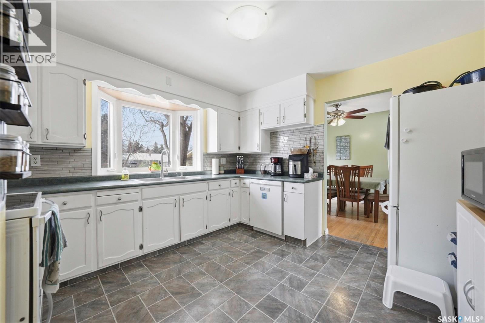 2349 Easthill, Saskatoon, SK - Indoor Photo Showing Kitchen