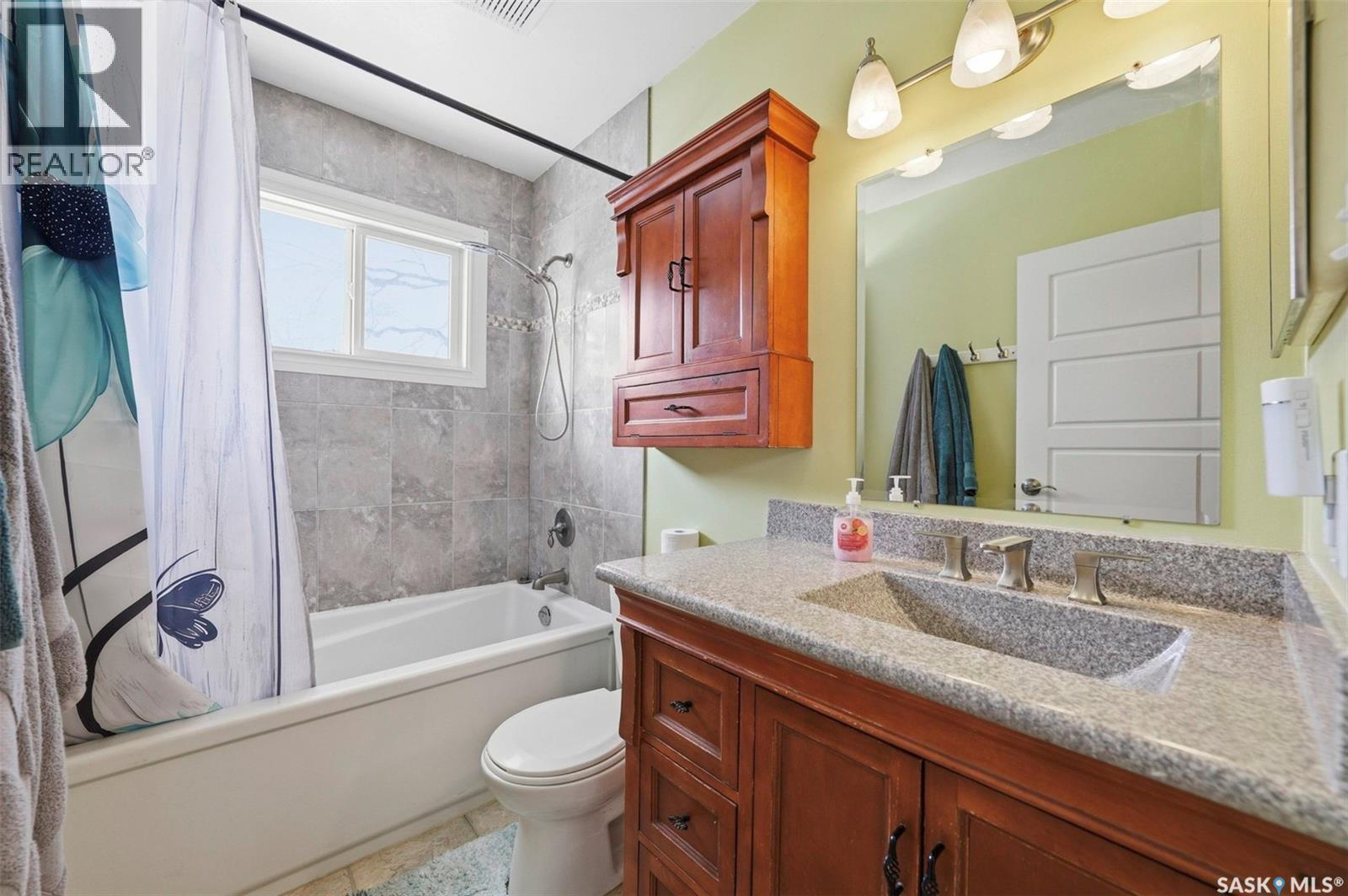 2349 Easthill, Saskatoon, SK - Indoor Photo Showing Bathroom