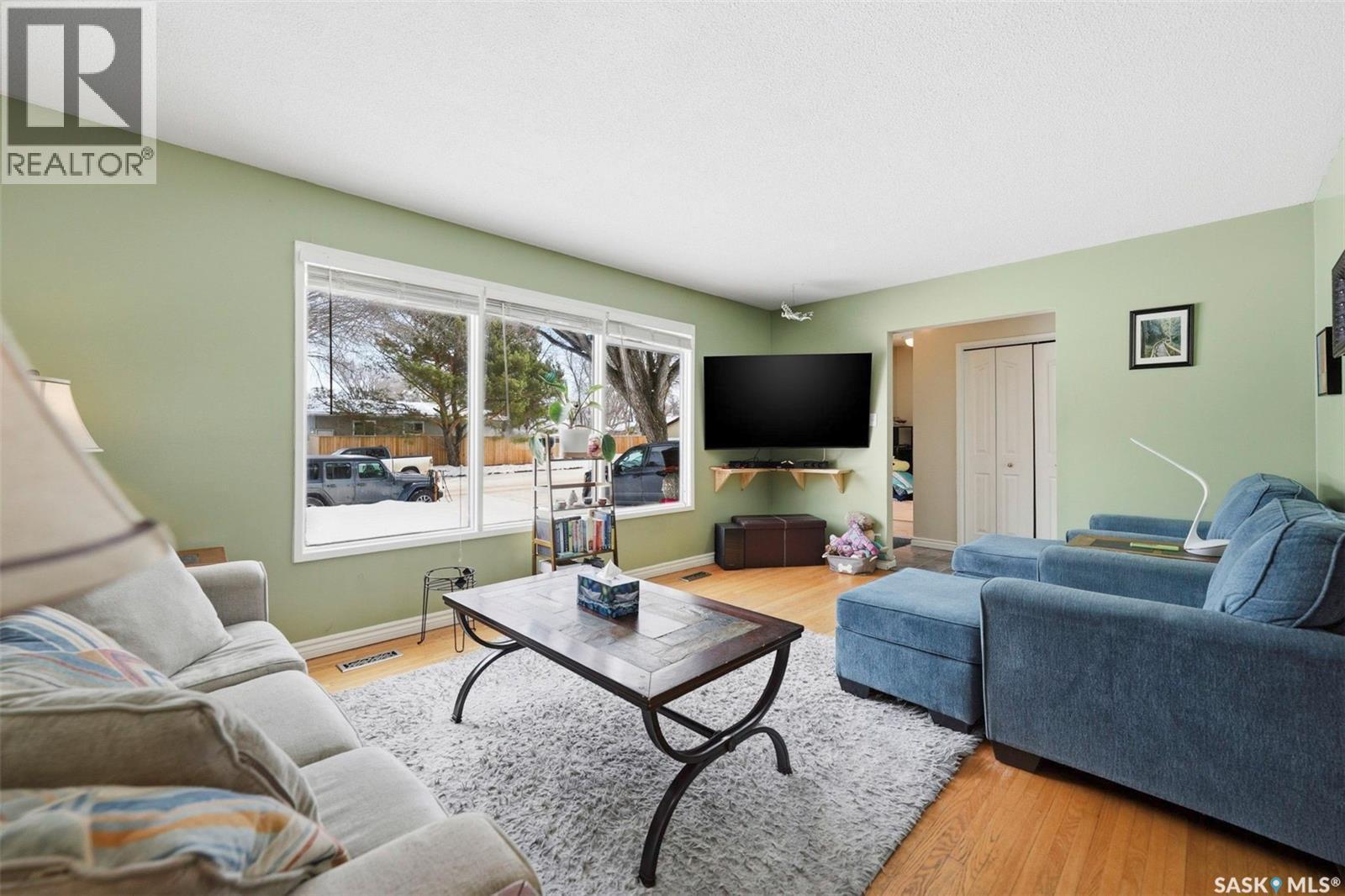 2349 Easthill, Saskatoon, SK - Indoor Photo Showing Living Room