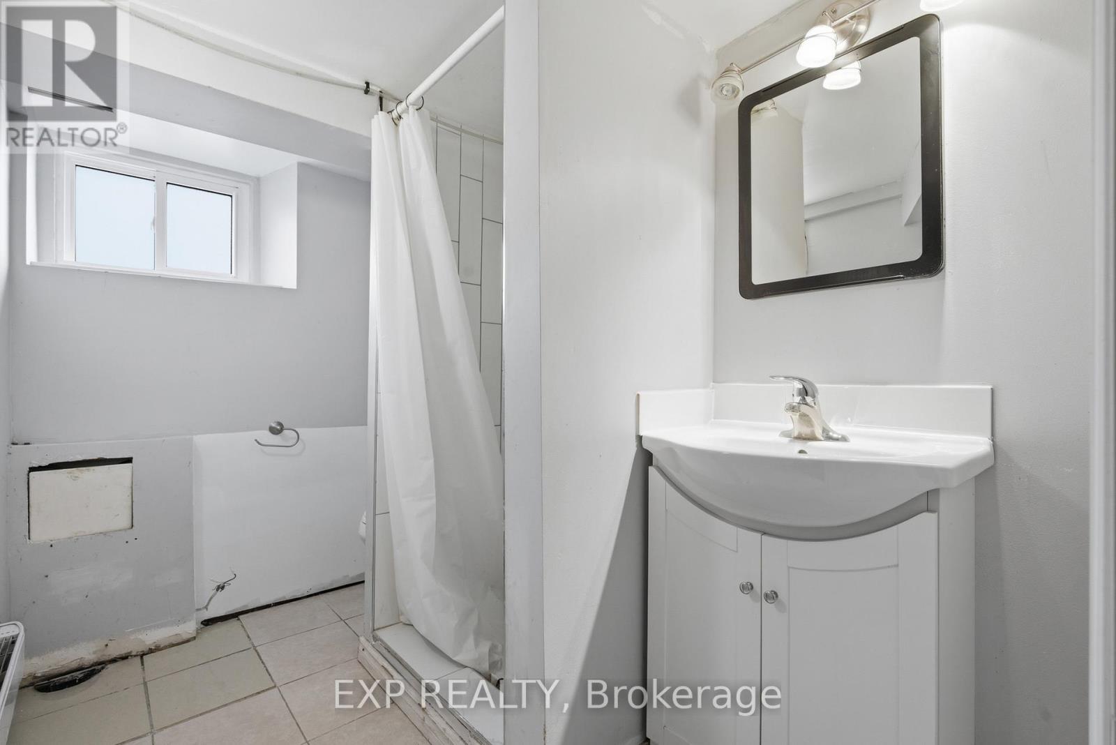 30 Regina Street N, Waterloo, ON - Indoor Photo Showing Bathroom