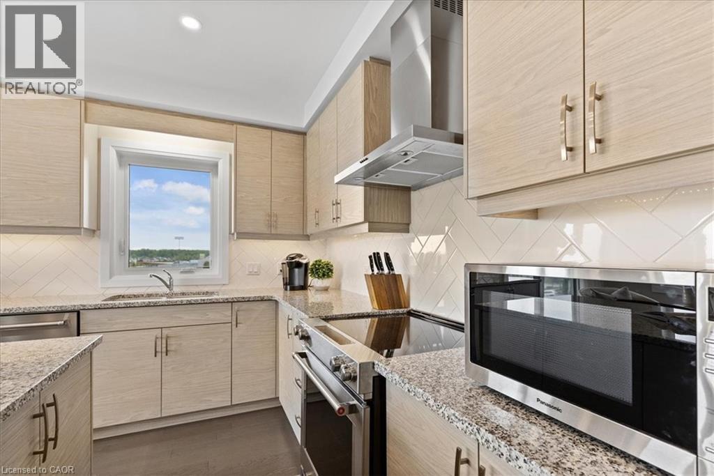 245 Grey Silo Road Unit# 302, Waterloo, ON - Indoor Photo Showing Kitchen With Stainless Steel Kitchen With Upgraded Kitchen