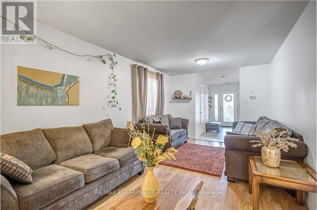 16 Jessica Street, Hamilton, ON - Indoor Photo Showing Living Room