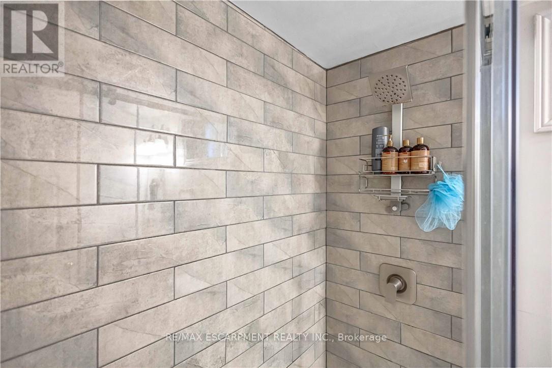 16 Jessica Street, Hamilton, ON - Indoor Photo Showing Bathroom