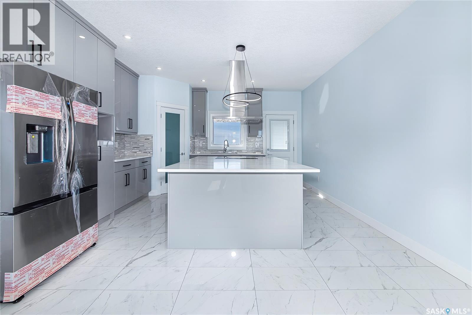 906 Bentley Manor, Saskatoon, SK - Indoor Photo Showing Kitchen With Upgraded Kitchen