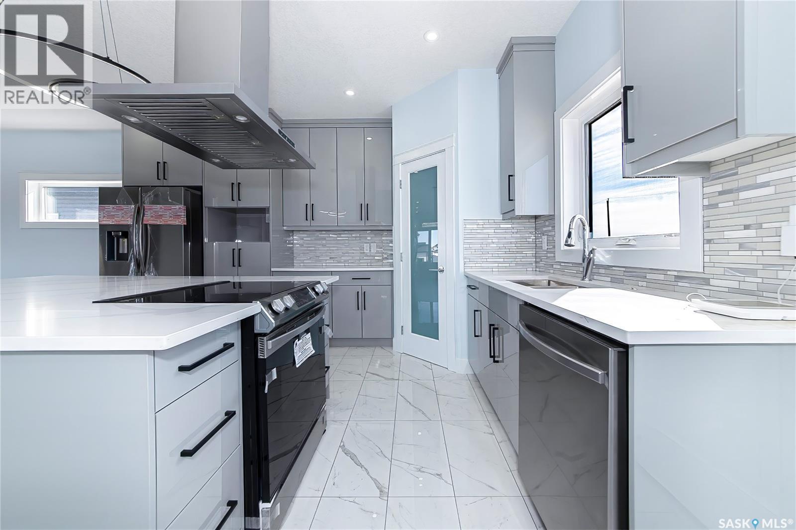 906 Bentley Manor, Saskatoon, SK - Indoor Photo Showing Kitchen With Upgraded Kitchen