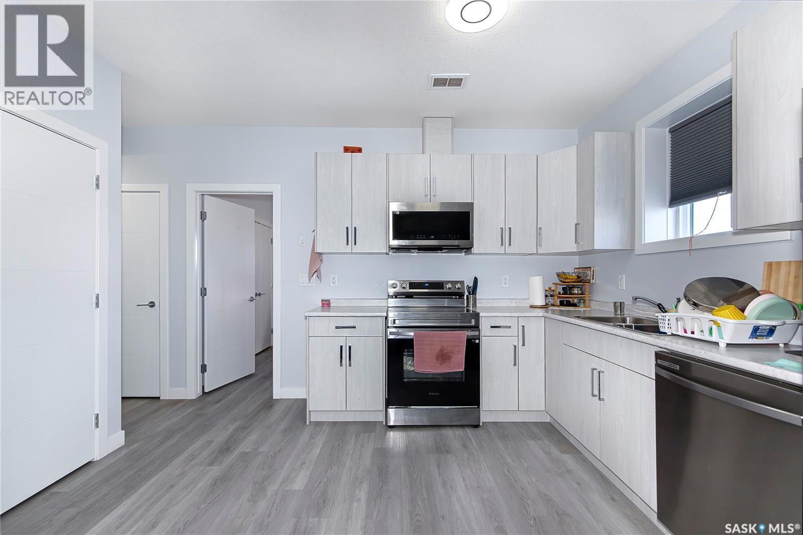 906 Bentley Manor, Saskatoon, SK - Indoor Photo Showing Kitchen With Double Sink