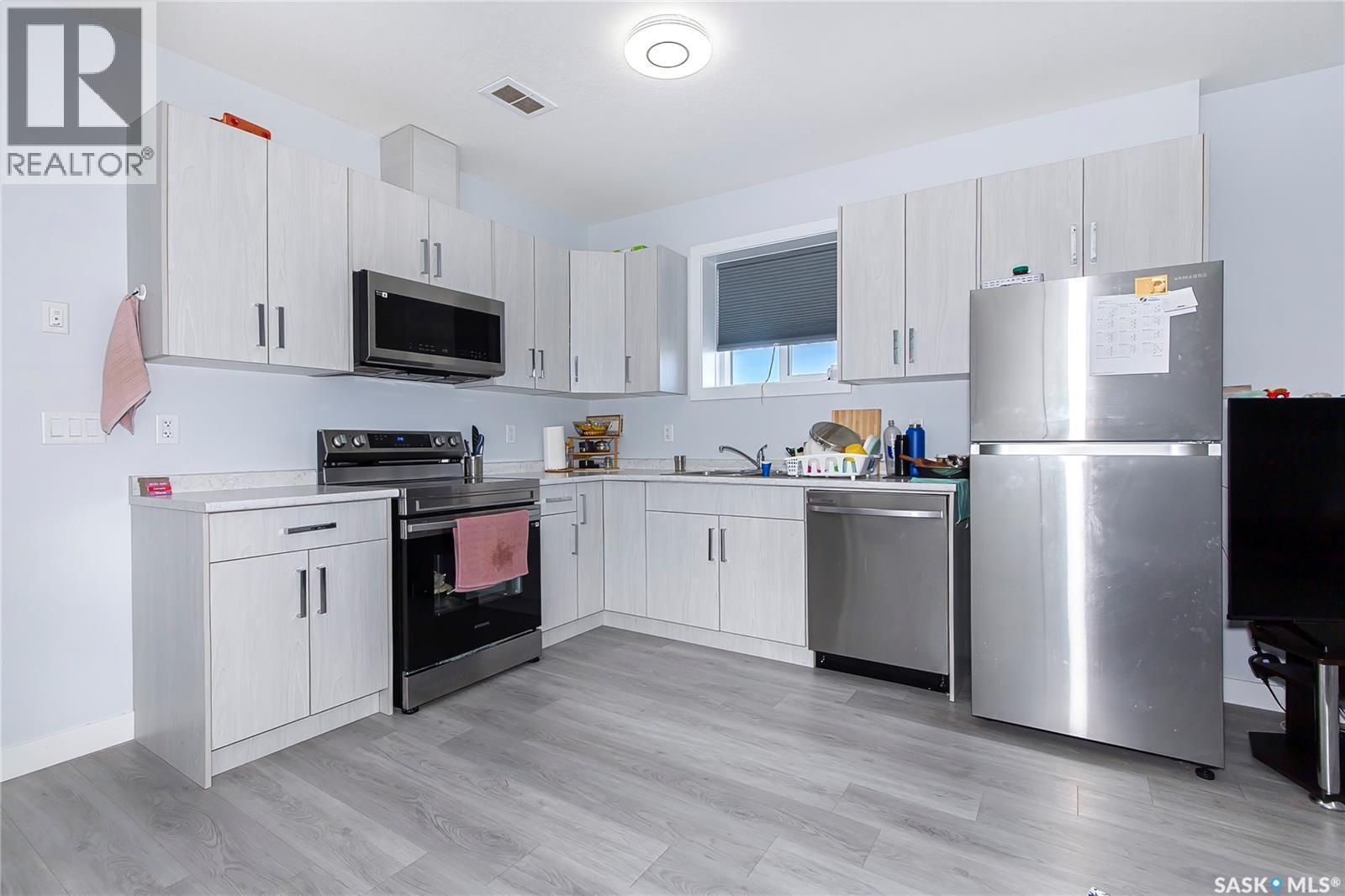 906 Bentley Manor, Saskatoon, SK - Indoor Photo Showing Kitchen With Stainless Steel Kitchen