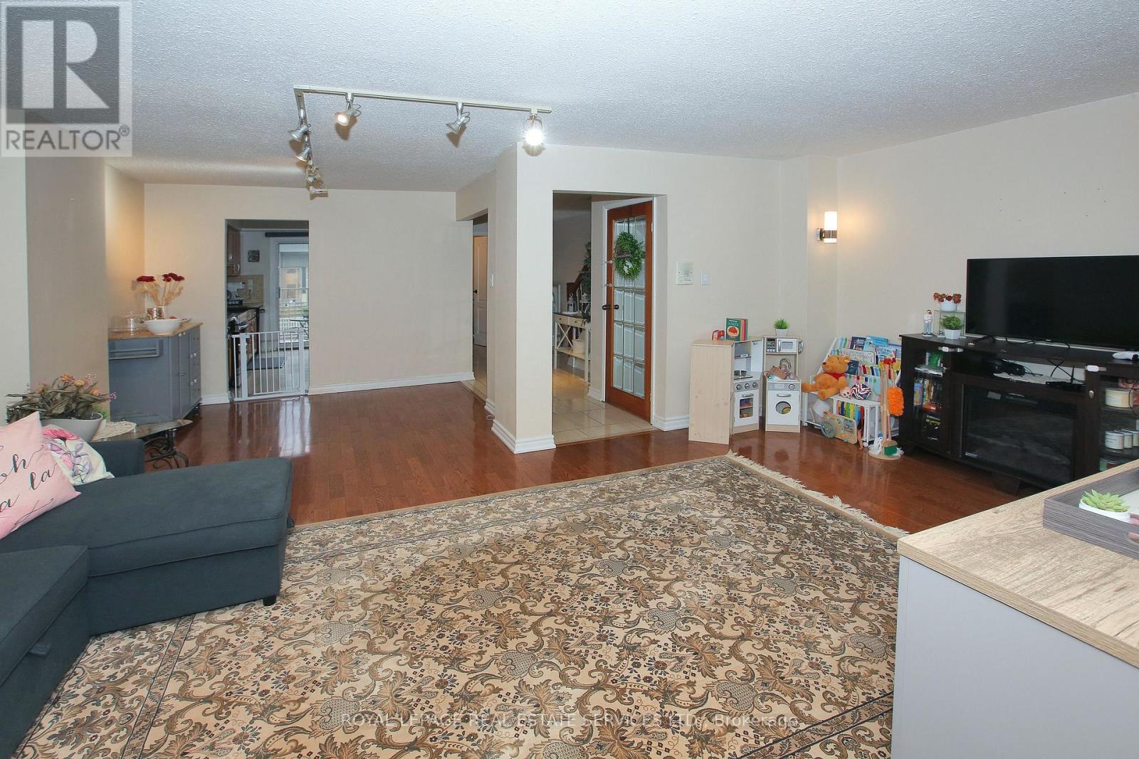 117 - 60 Hanson Road, Mississauga, ON - Indoor Photo Showing Living Room