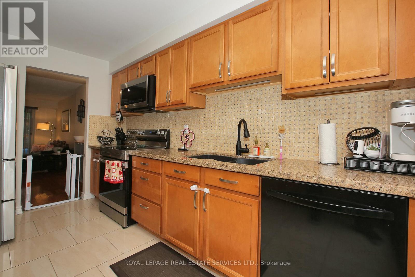 117 - 60 Hanson Road, Mississauga, ON - Indoor Photo Showing Kitchen