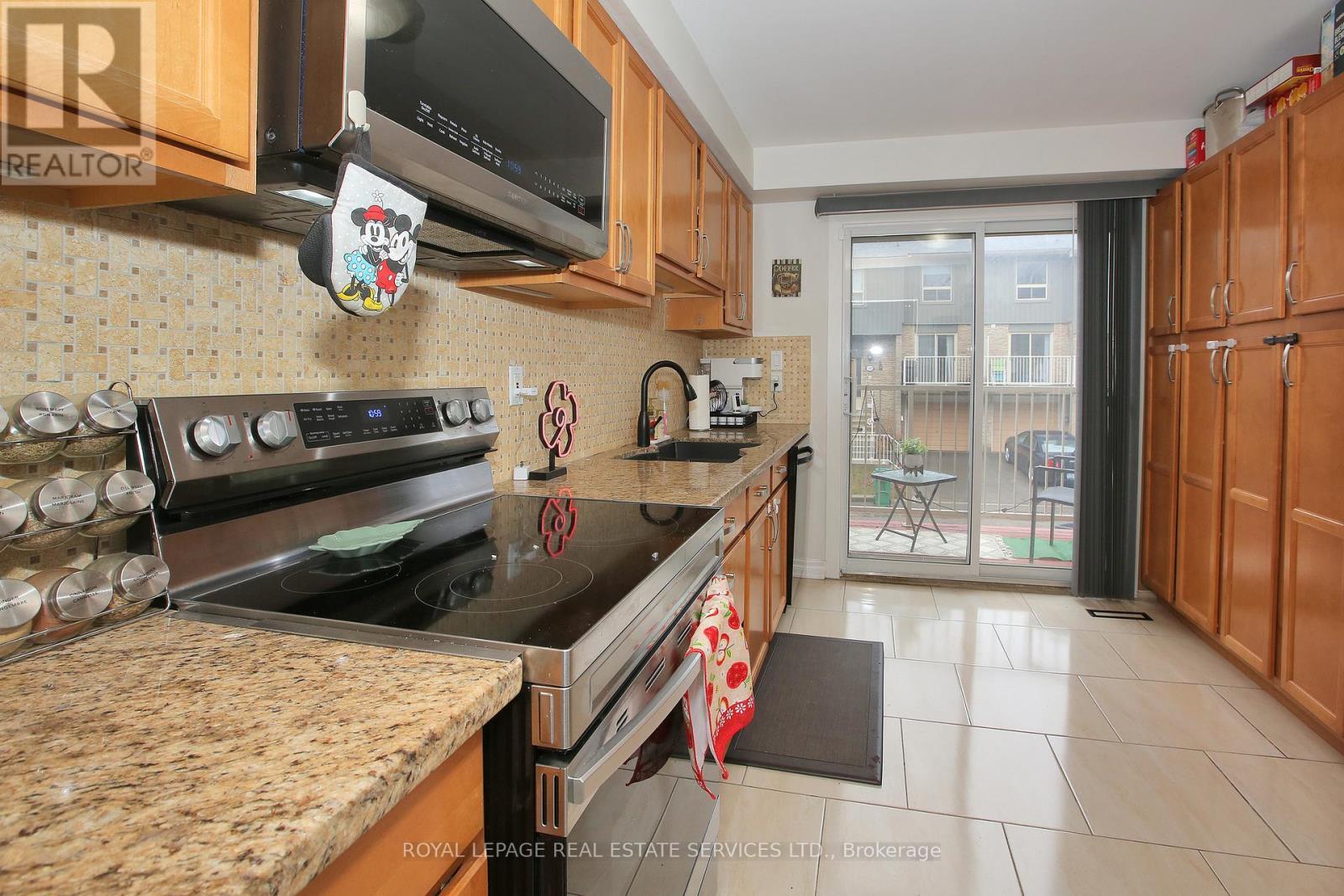 117 - 60 Hanson Road, Mississauga, ON - Indoor Photo Showing Kitchen