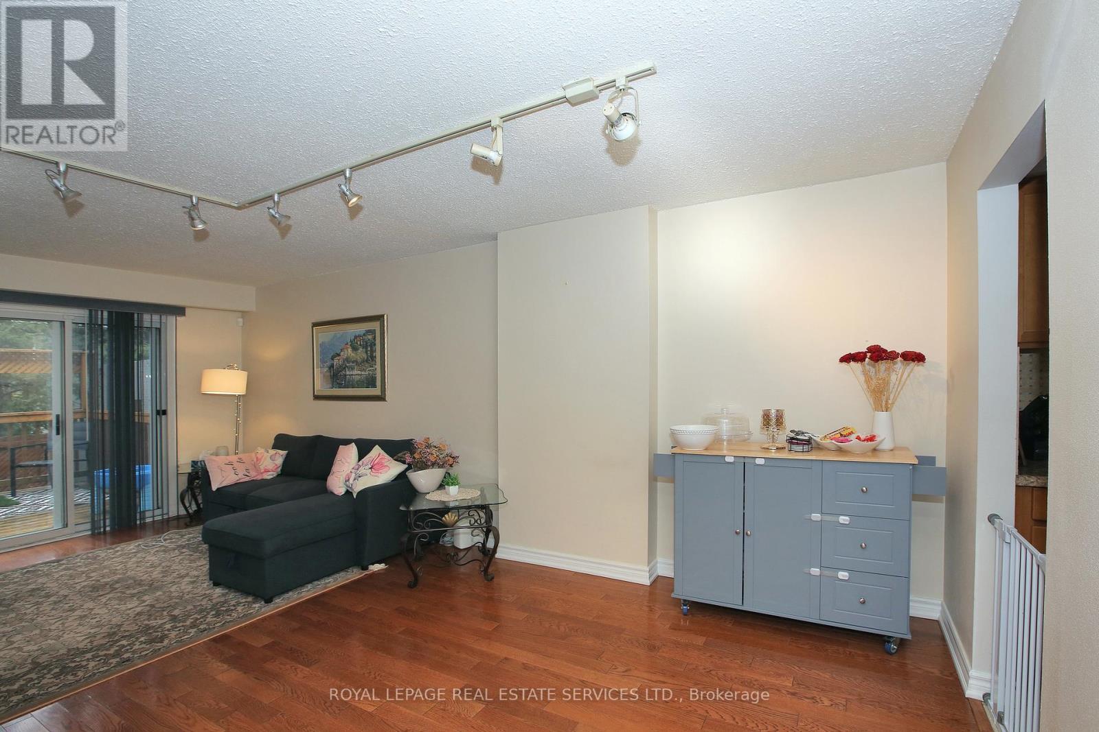 117 - 60 Hanson Road, Mississauga, ON - Indoor