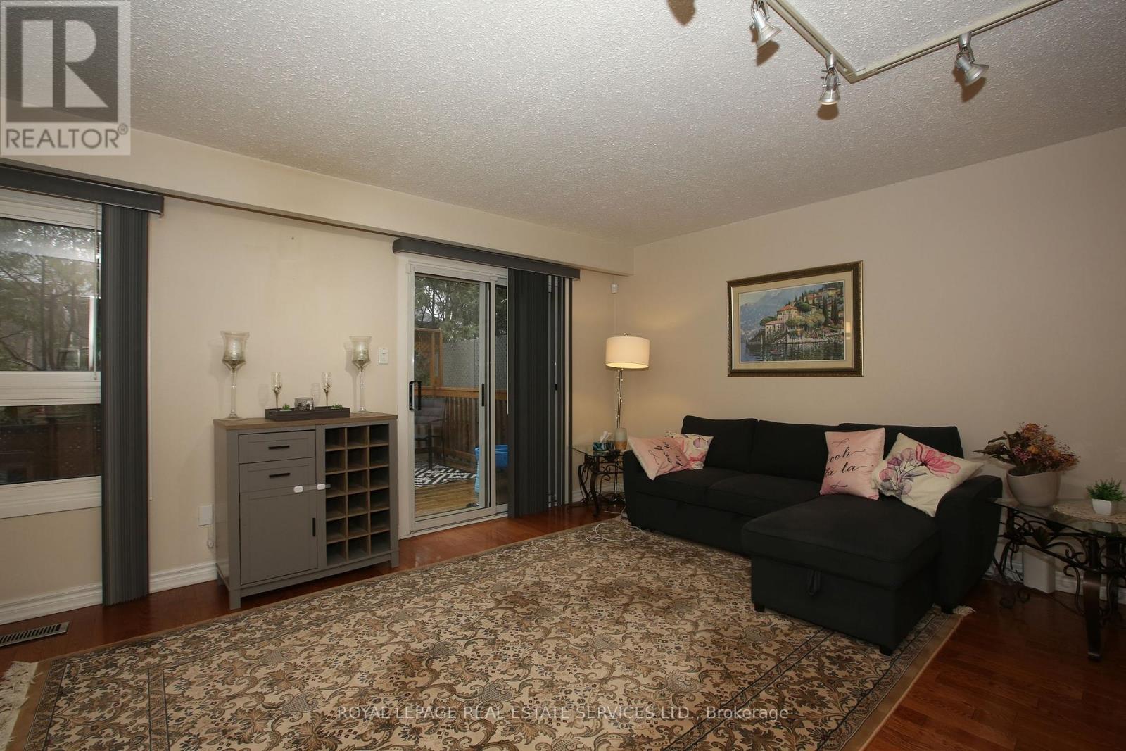 117 - 60 Hanson Road, Mississauga, ON - Indoor Photo Showing Living Room