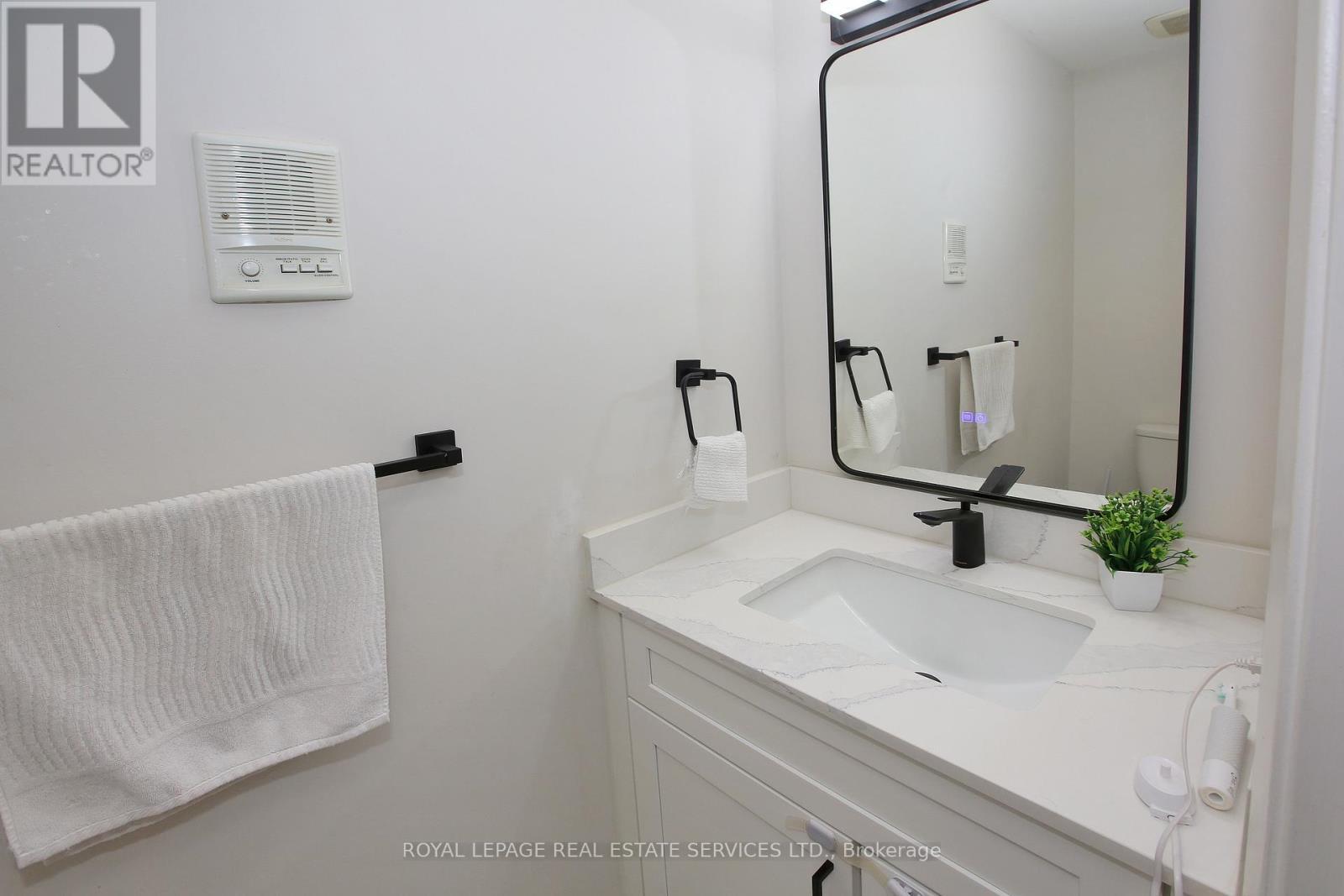 117 - 60 Hanson Road, Mississauga, ON - Indoor Photo Showing Bathroom