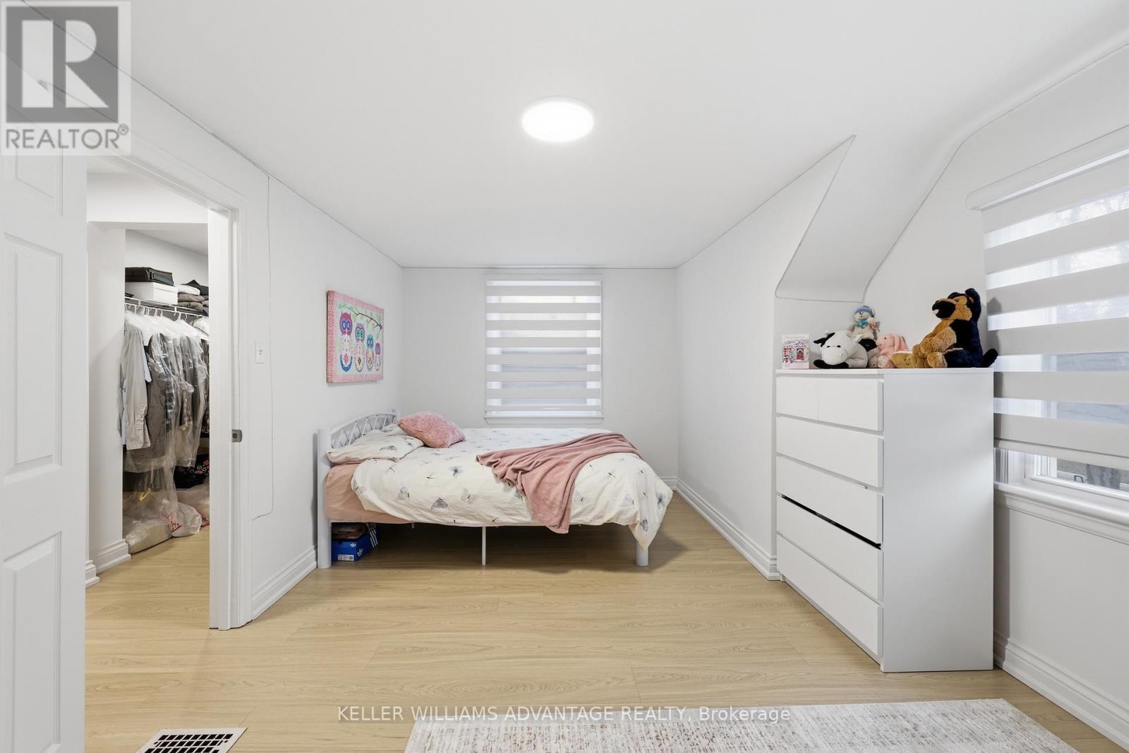 2062 Barton Street E, Hamilton, ON - Indoor Photo Showing Bedroom