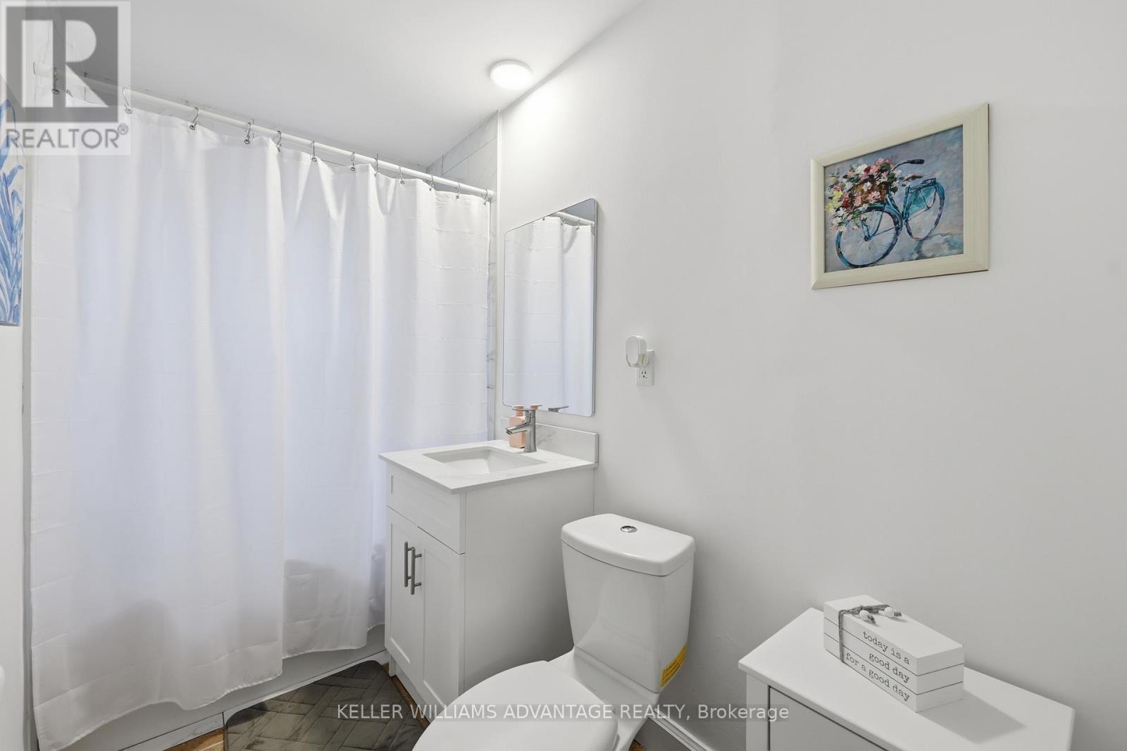 2062 Barton Street E, Hamilton, ON - Indoor Photo Showing Bathroom