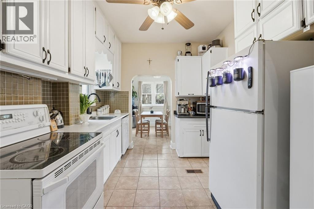 95 East 35Th Street, Hamilton, ON - Indoor Photo Showing Kitchen