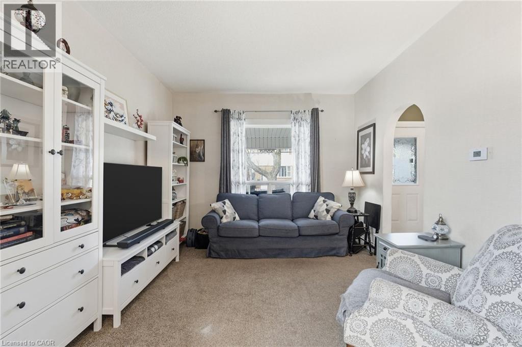 95 East 35Th Street, Hamilton, ON - Indoor Photo Showing Living Room