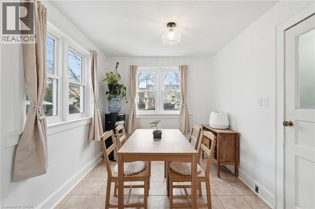 95 East 35Th Street, Hamilton, ON - Indoor Photo Showing Dining Room