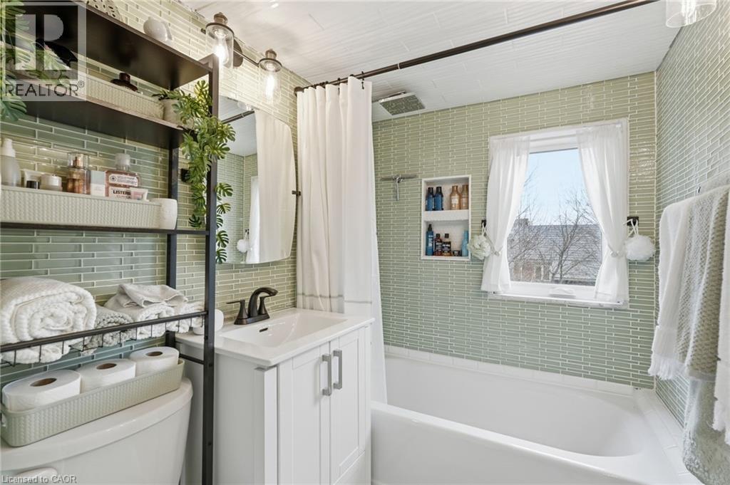 95 East 35Th Street, Hamilton, ON - Indoor Photo Showing Bathroom