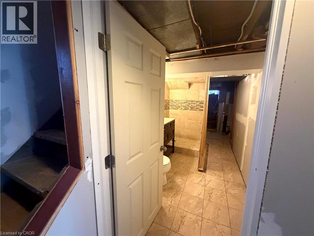 95 East 35Th Street, Hamilton, ON - Indoor Photo Showing Other Room