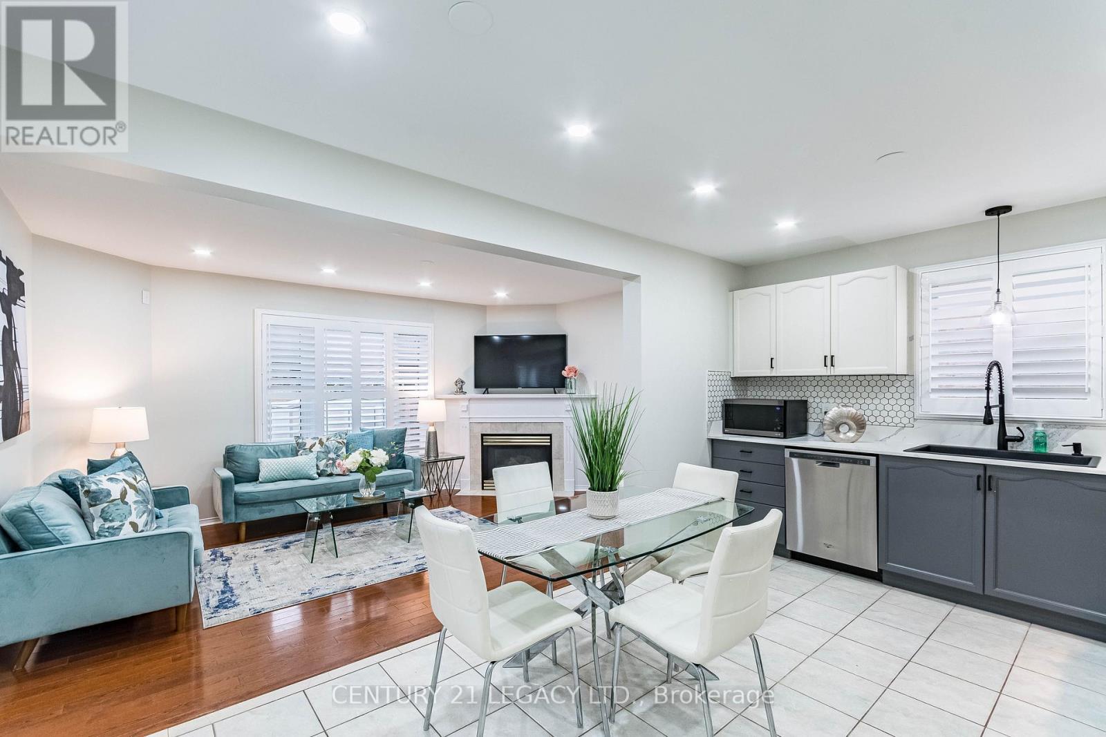 4110 Forest Run Avenue, Burlington, ON - Indoor With Fireplace