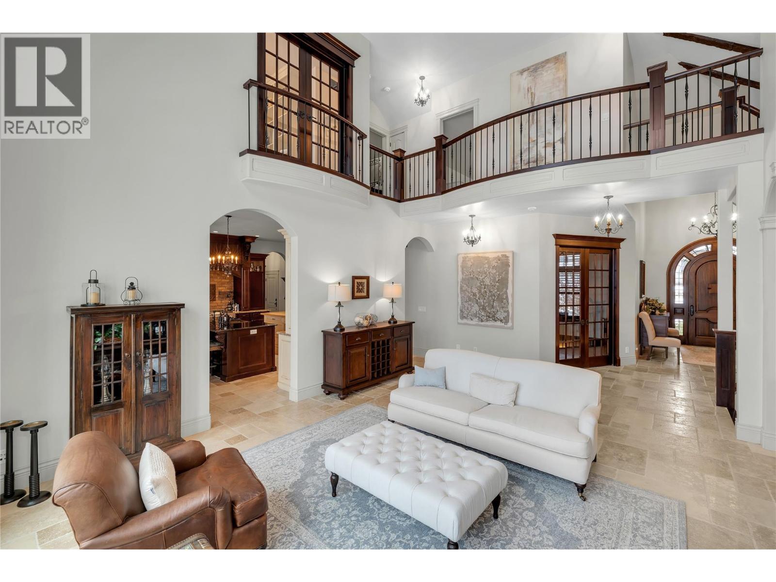 714 Kuipers Crescent, Kelowna, BC - Indoor Photo Showing Living Room