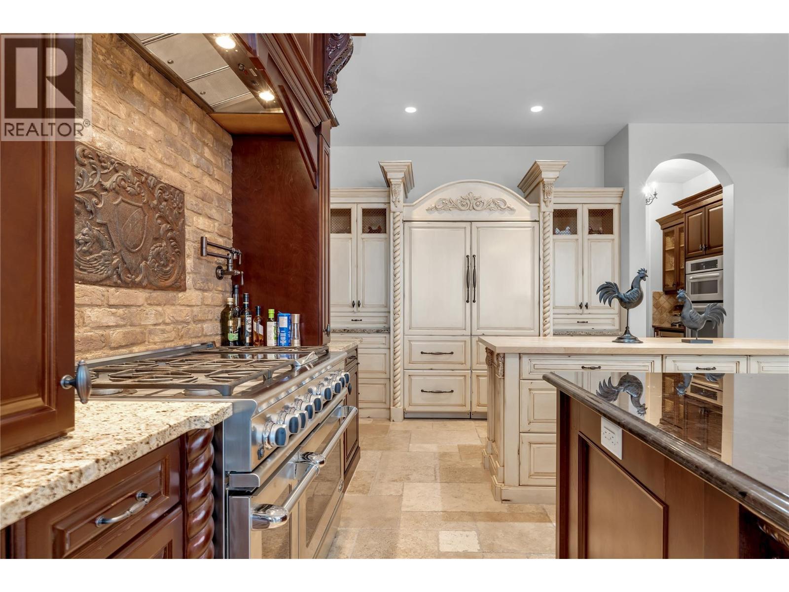 714 Kuipers Crescent, Kelowna, BC - Indoor Photo Showing Kitchen