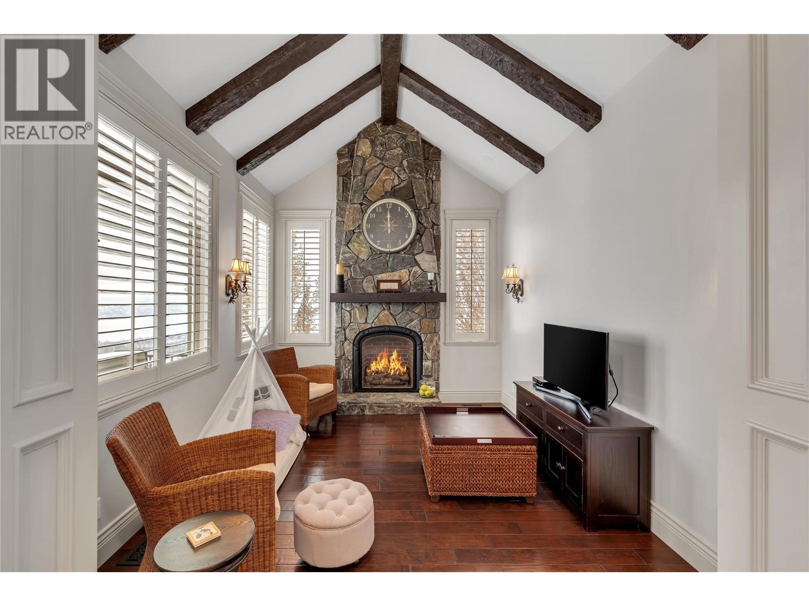 714 Kuipers Crescent, Kelowna, BC - Indoor Photo Showing Living Room With Fireplace