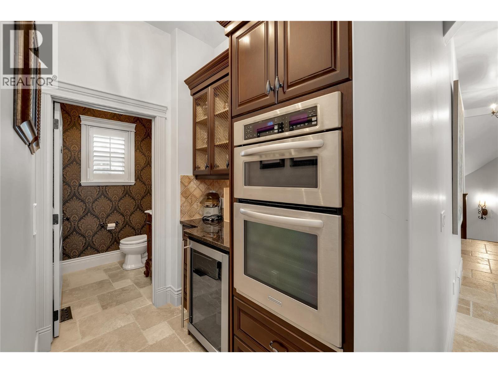 714 Kuipers Crescent, Kelowna, BC - Indoor Photo Showing Kitchen