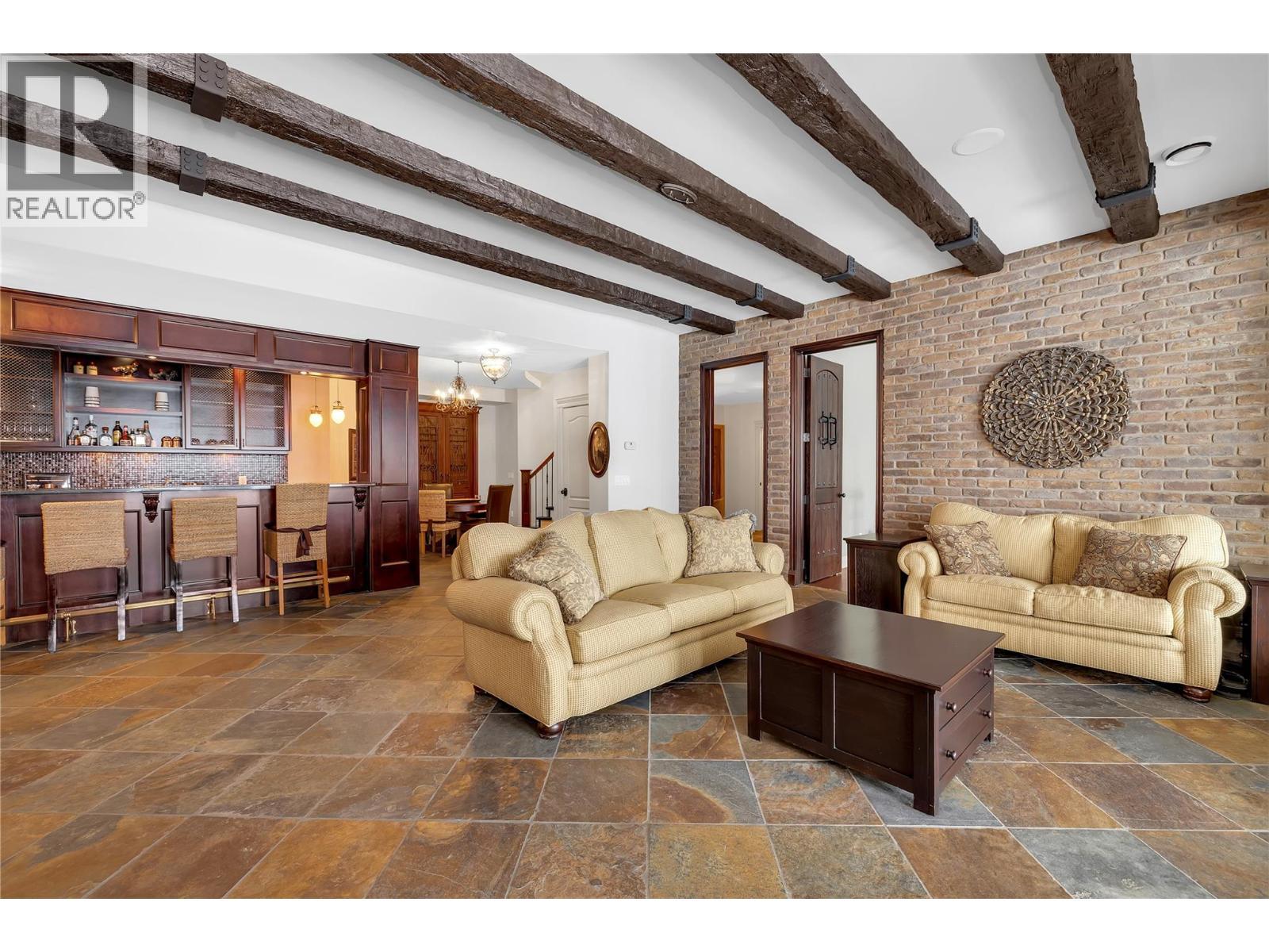 714 Kuipers Crescent, Kelowna, BC - Indoor Photo Showing Living Room