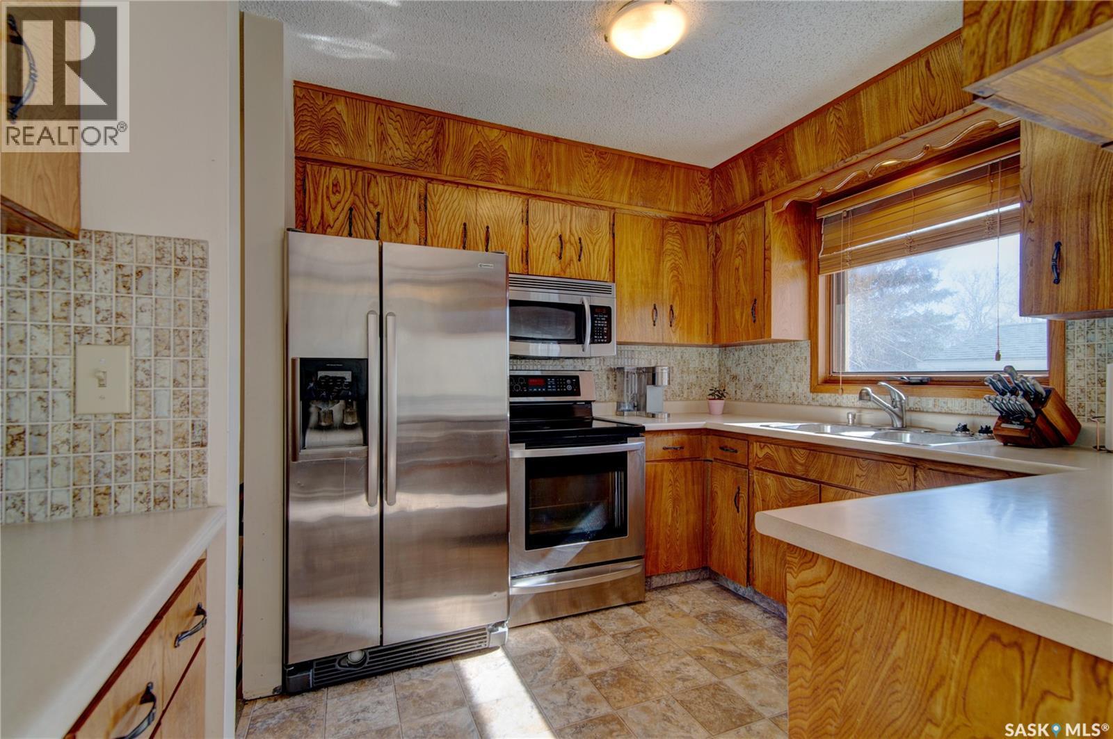 31 Crossley Bay, Regina, SK - Indoor Photo Showing Kitchen With Double Sink