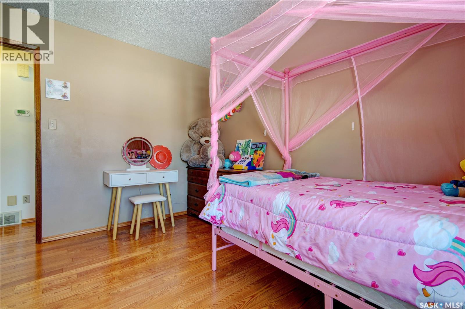 31 Crossley Bay, Regina, SK - Indoor Photo Showing Bedroom