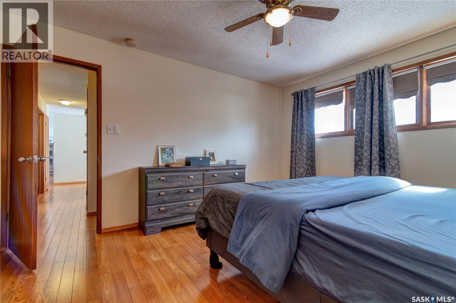 31 Crossley Bay, Regina, SK - Indoor Photo Showing Bedroom