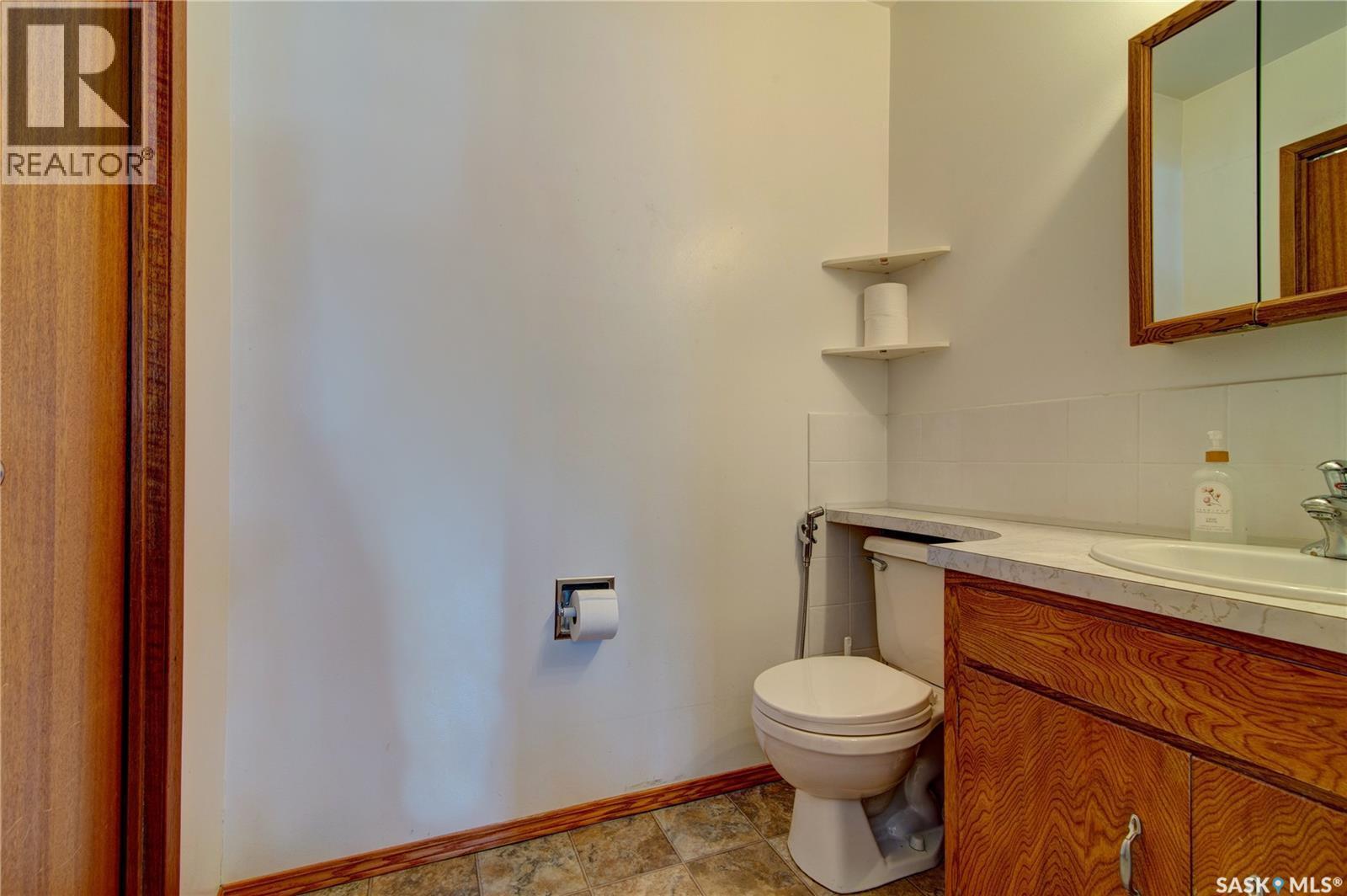 31 Crossley Bay, Regina, SK - Indoor Photo Showing Bathroom