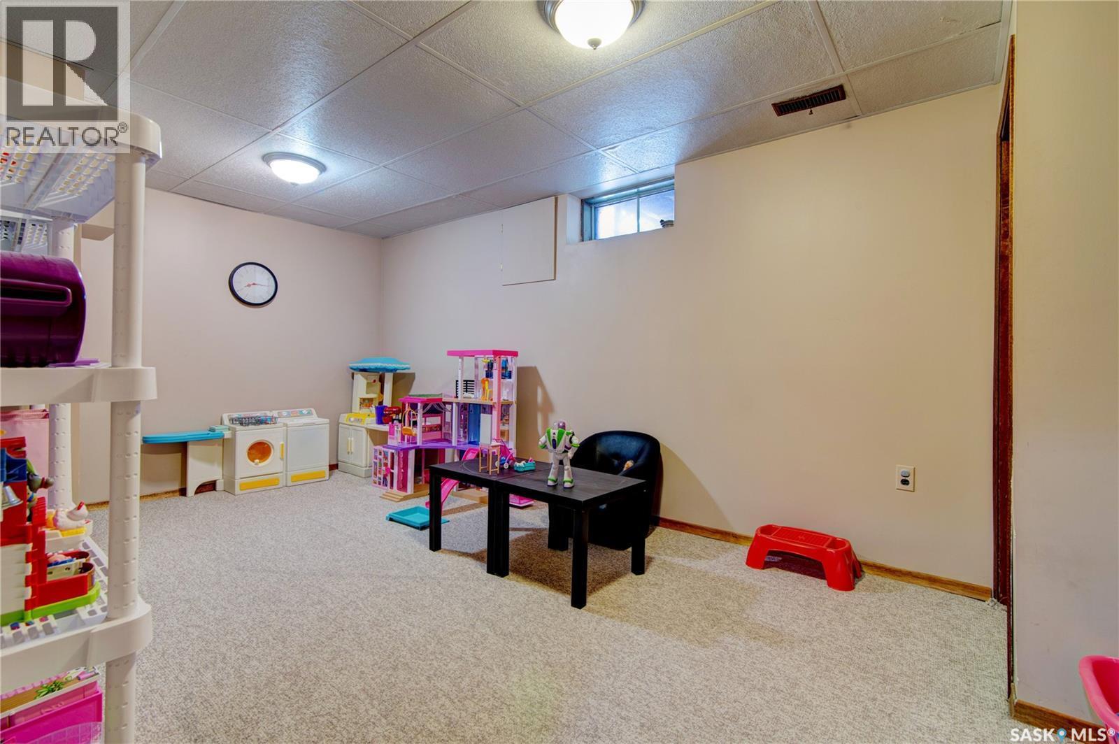 31 Crossley Bay, Regina, SK - Indoor Photo Showing Other Room