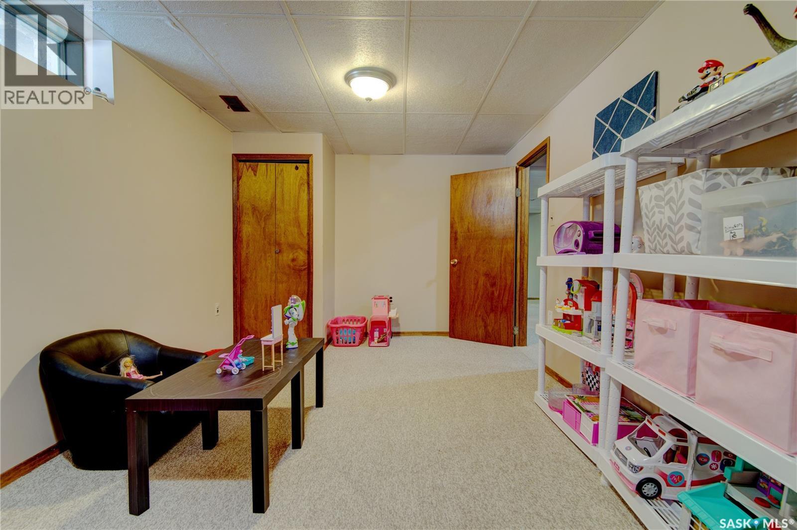 31 Crossley Bay, Regina, SK - Indoor Photo Showing Other Room