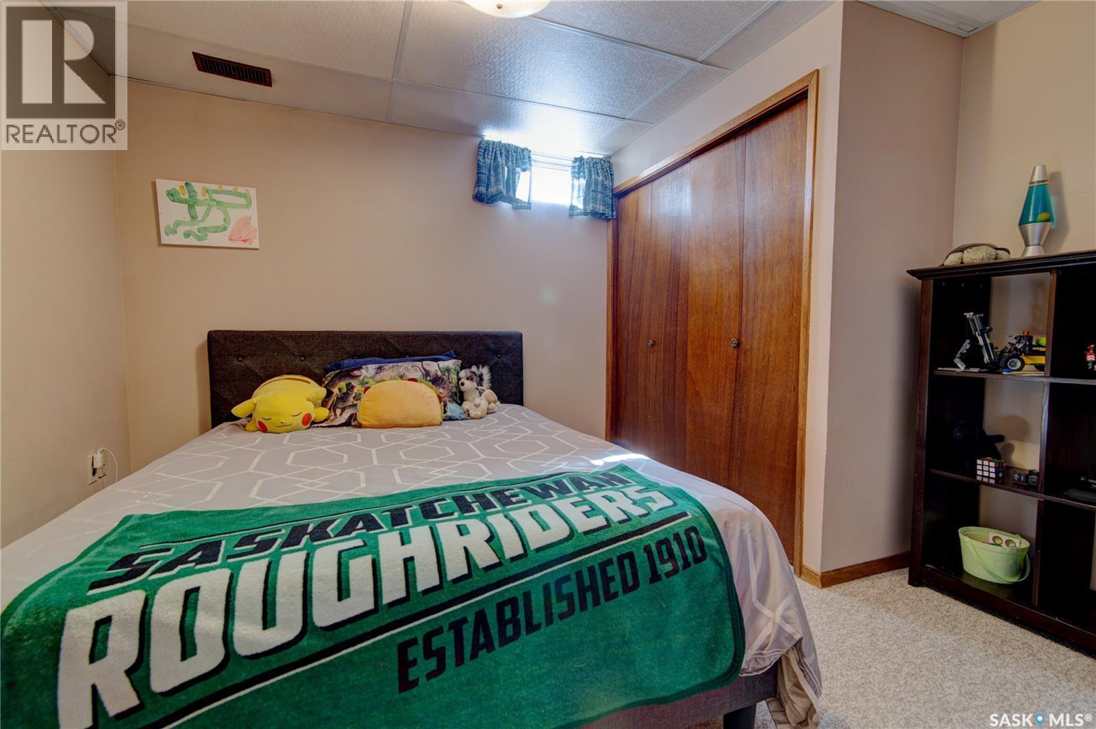 31 Crossley Bay, Regina, SK - Indoor Photo Showing Bedroom