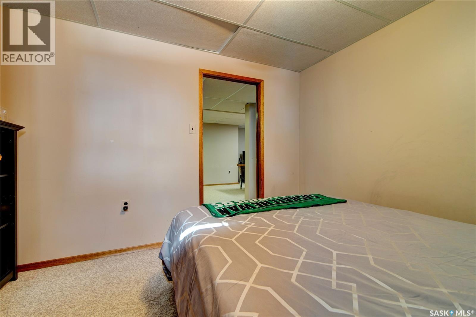 31 Crossley Bay, Regina, SK - Indoor Photo Showing Bedroom