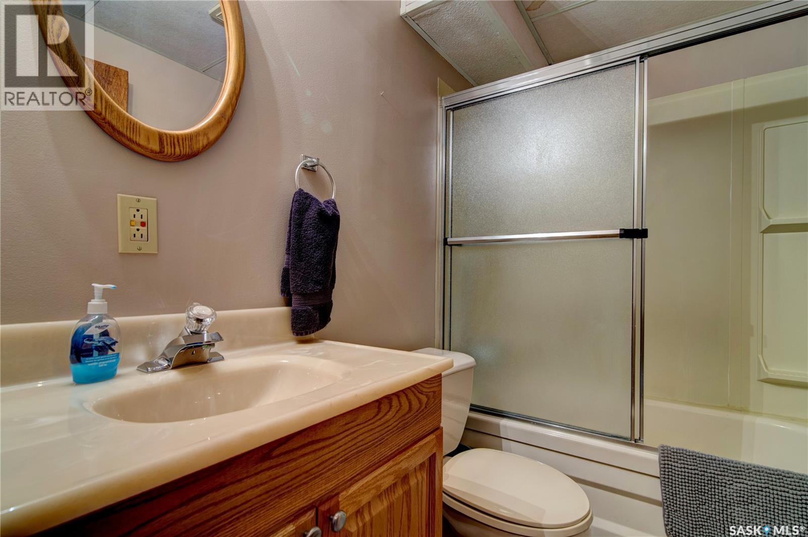 31 Crossley Bay, Regina, SK - Indoor Photo Showing Bathroom