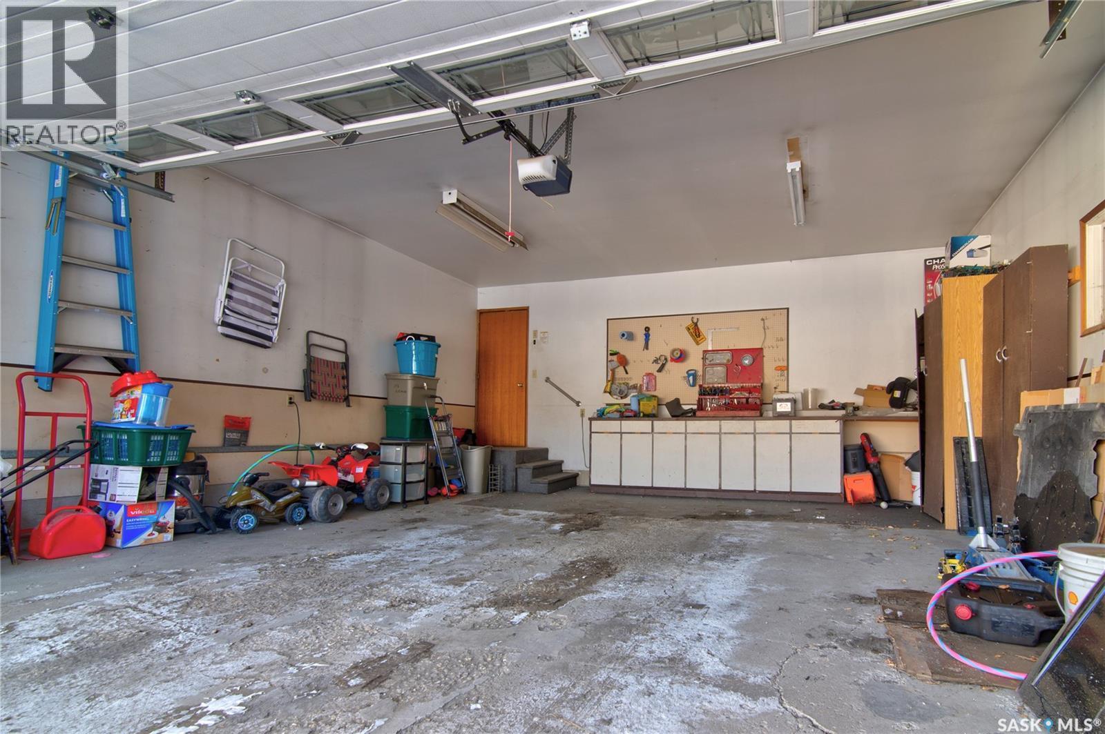 31 Crossley Bay, Regina, SK - Indoor Photo Showing Garage